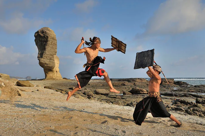 Peresean: Tradisi Duel Ksatria Suku Sasak yang Masih Bertahan di Lombok